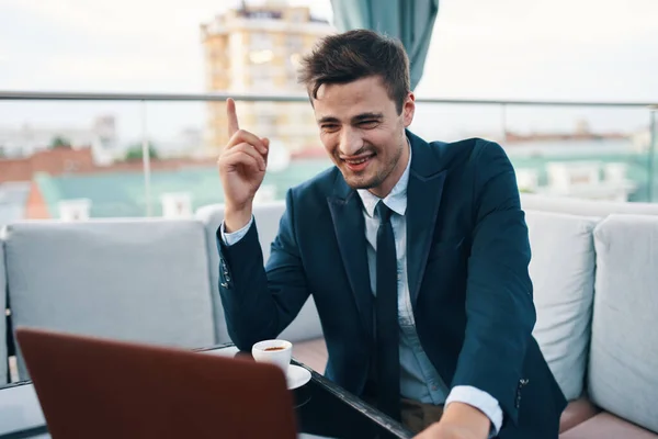 Jovem Bonito Empresário Trabalhando Com Laptop Café Apontando Para Cima — Fotografia de Stock