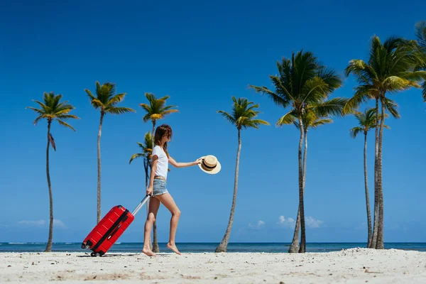 Mujer con una maleta de vacaciones —  Fotos de Stock