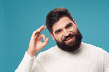 Stüdyo modelinde sakallı bir adam.