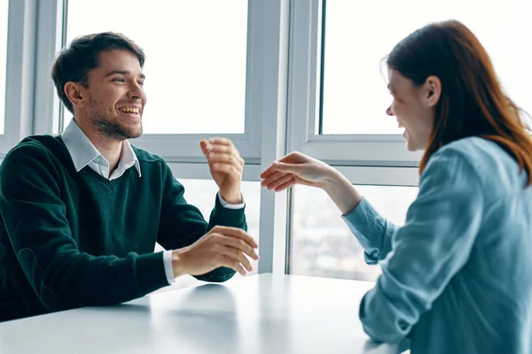 Een man en een vrouw zitten aan een tafel te praten, ruziën met elkaar — Stockfoto