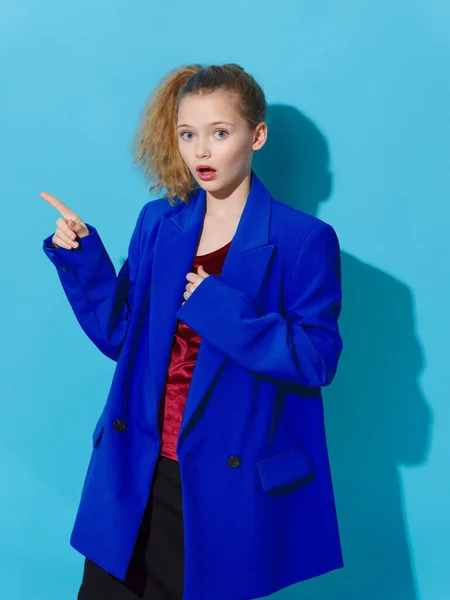 Fille enfant posant en studio portrait — Photo