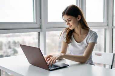 Ofiste bir kadın oturuyor.