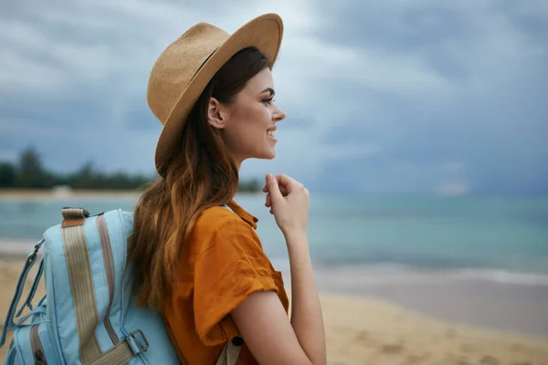 Glada kvinna resa natur semester — Stockfoto