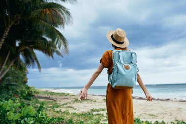 Kadın turist sırt çantasıyla geziyor