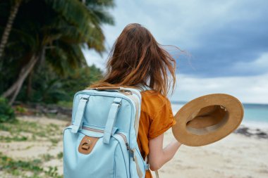 Kadın turist sırt çantasıyla geziyor