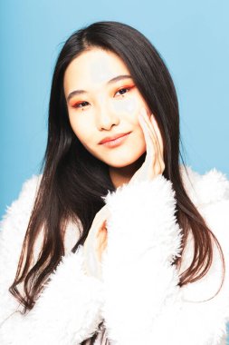 Asya görünümlü güzel bir kadın. Parlak makyaj.