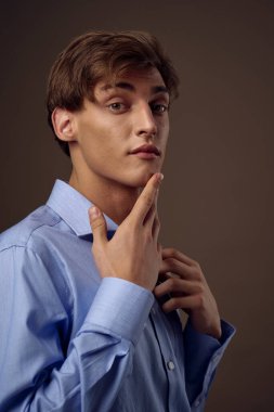 Erkek gömleği yöneticisi ofisi arka planda izole