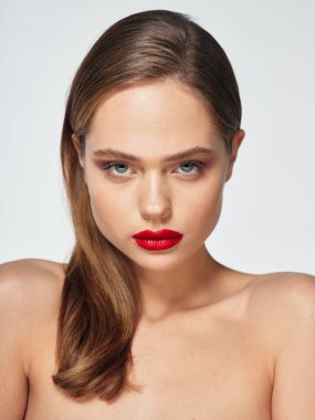 Güzel bir kadın çıplak omuzları kozmetik