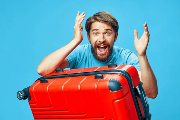 Alegre emocional barbudo hombre maleta —  Fotos de Stock