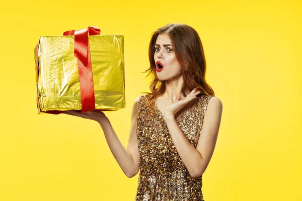 Emotionales goldenes Frauenkleid als Geschenk — Stockfoto