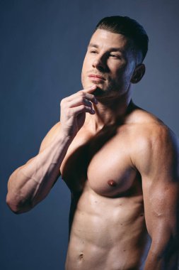 Kaslı bir adam tarafından şişirilen atletik bir adam.