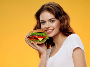 Neşeli kadın hamburger fast food diyeti