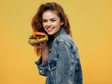 Neşeli güzel kadın gülümse hamburger