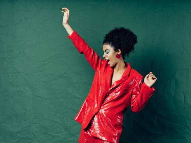 Neşeli güzel kadın kıvırcık saçlı