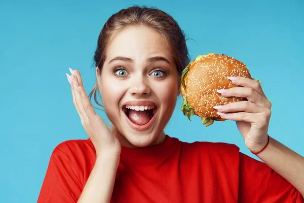 Mujer alegre hamburguesa comida rápida —  Fotos de Stock