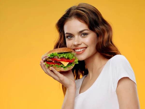 Vrolijke vrouw hamburger fast food dieet — Stockfoto