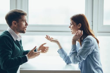 Çalışma arkadaşları masaüstü duygu modeli insanlar
