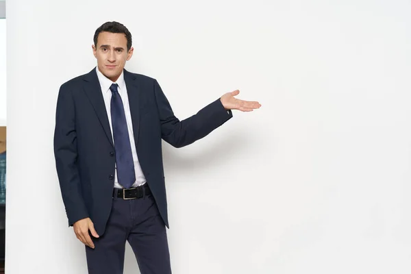 Ein Mann im Anzug gestikuliert mit den Händen über die Geschäftsfinanzierung — Stockfoto