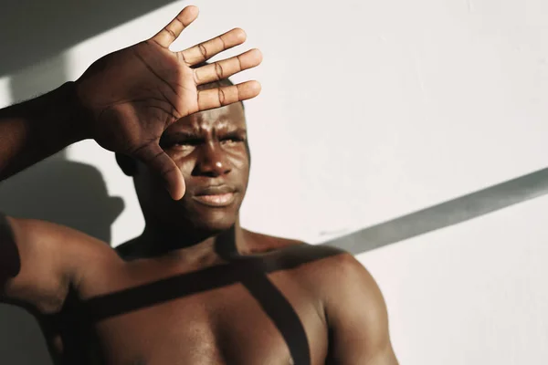 Un hombre de apariencia africana hombros desnudos del sol —  Fotos de Stock