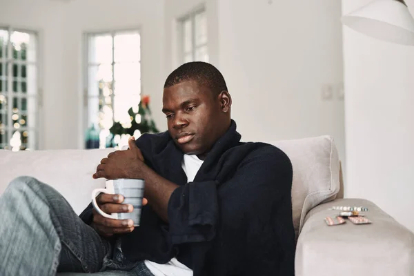 Un hombre de apariencia africana con un vaso de agua —  Fotos de Stock