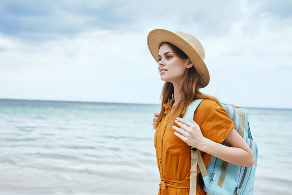 Mulher bonita natureza mochila férias viagens emoção modelo — Fotografia de Stock