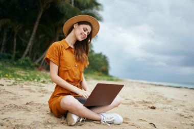 Laptop Kadın Serbest Çalışan Kum Adası Gülen Elbise 