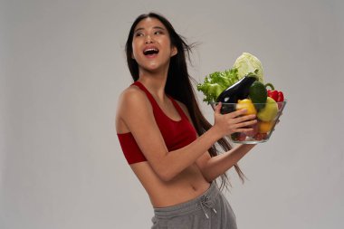 Asyalı görünüşlü, narin, neşeli, güzel kadın.