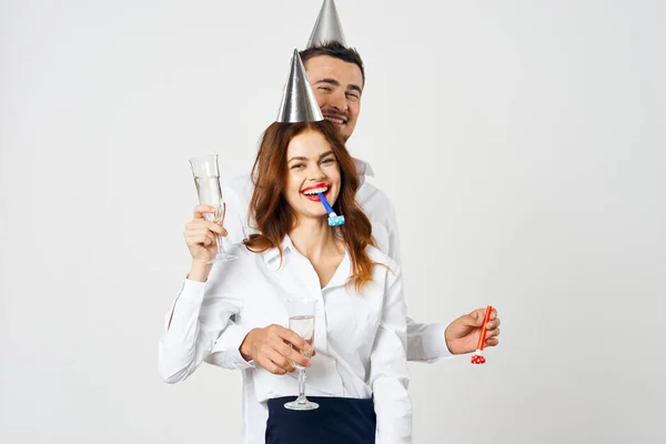 Joyeux jeune couple sourire célébration champagne émotion modèle — Photo