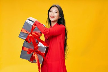 Sarı arka plan parlak kıyafetler güzel kadın model Asyalı görünümü