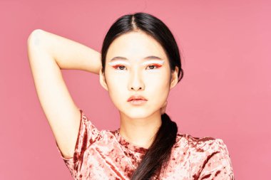 Asyalı görünümlü güzel bir kadın parlak makyaj lüksü