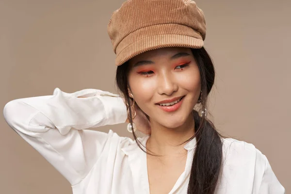 Веселая женщина азиатского внешнего вида яркий макияж роскошь — стоковое фото
