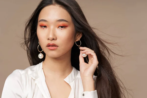 Pelo oscuro sombra de ojos rosa en los párpados de los amentos Mujer asiática — Foto de Stock