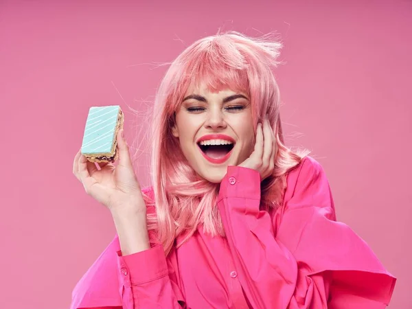 Glada kvinna rosa hår tårta emotion modell — Stockfoto