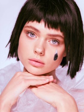 Güzel esmer cazibesi, berrak ten lüksüne sahip.