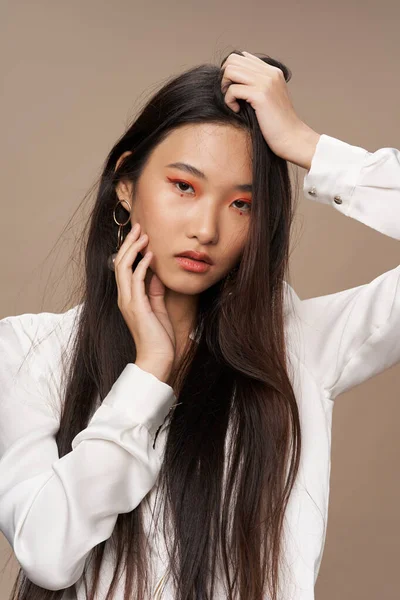 Kvinnor långt hår asiatisk utseende makeup vackra ansikte catkins — Stockfoto