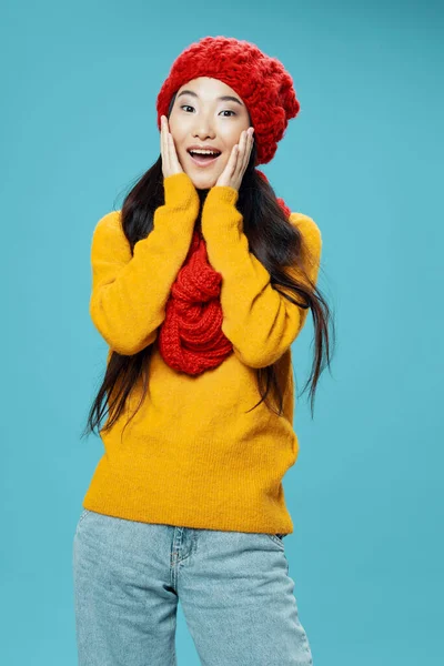 Vrolijke mooie vrouw rode sjaal hoed levensstijl elegante stijl — Stockfoto