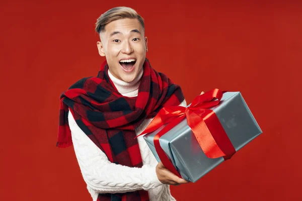 Happy guy ajándék doboz ünnepek móka piros háttér — Stock Fotó