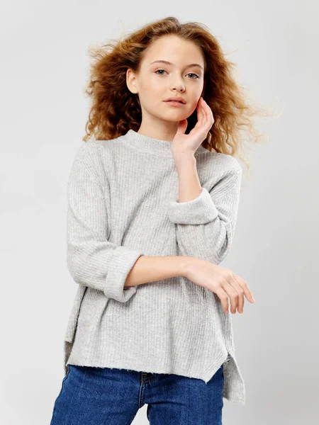 Vacker liten flicka i jeans och en tröja — Stockfoto
