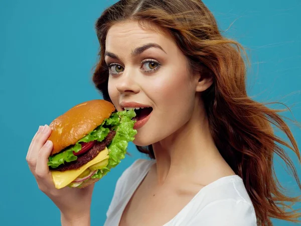 Hamburger mooie vrouw krullend haar — Stockfoto