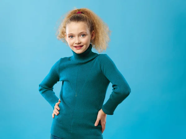 Красивая маленькая девочка вьющиеся волосы гламурная косметика — стоковое фото