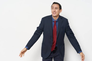 Bir işadamı bir kenara bakar ve el kol hareketi yapar.