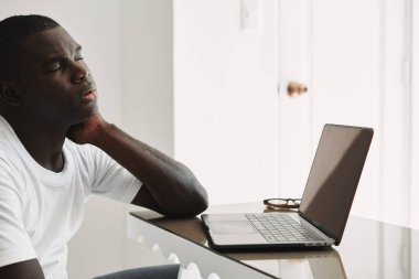 Laptop odasının önünde uyuyakalan bir adam yorgun bir eğitim almış.