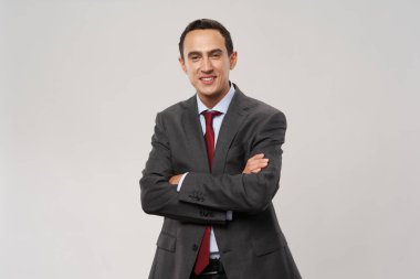 İş adamı kollarını göğsünde kavuşturdu ya da kameraya baktı.