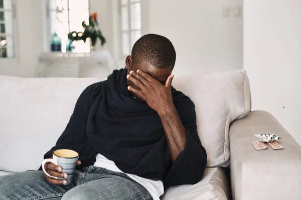 Een gefrustreerde man bedekte zijn gezicht met zijn hand. — Stockfoto