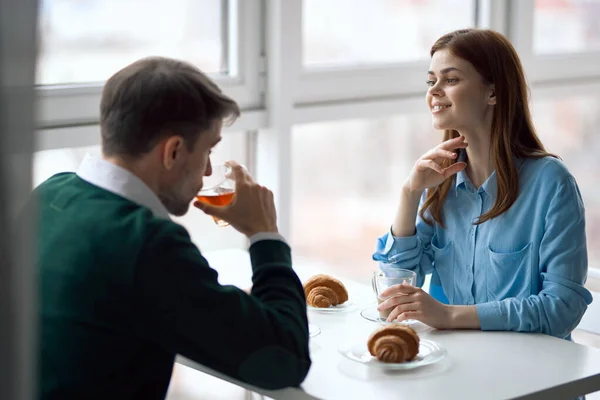 Homem feliz e mulher no restaurante croissants pequeno-almoço casal amoroso — Fotografia de Stock