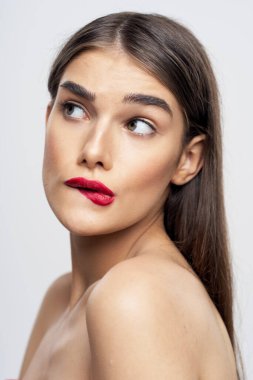 Şaşkın kadın dudağını ısırdı ve yüzünü çevirdi. 