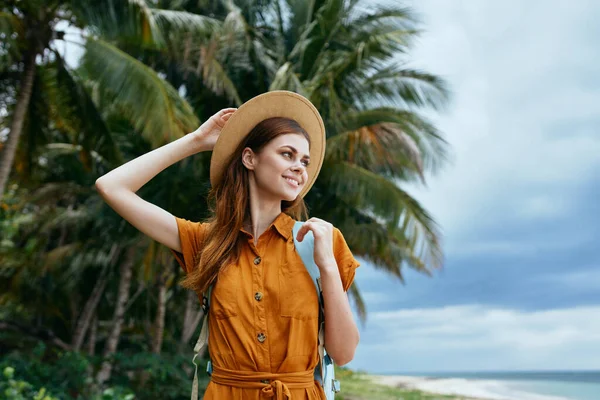 Mulher encantadora em férias em uma ilha — Fotografia de Stock