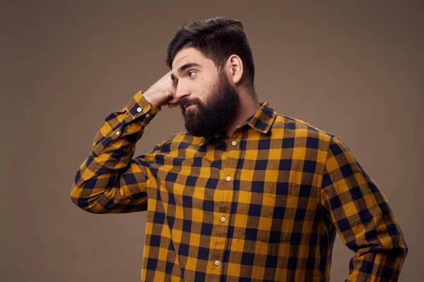 Hombre perplejo mira hacia otro lado camisa de barba gruesa a cuadros —  Fotos de Stock