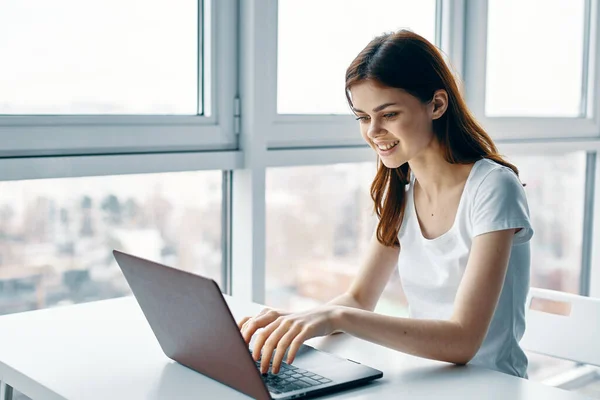 Щаслива жінка працює вдома по комп'ютеру — стокове фото