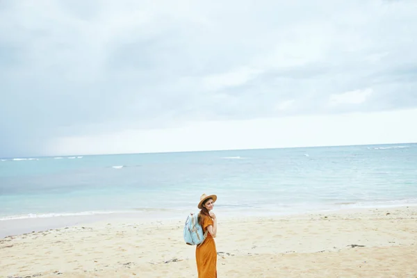 海の近くの島の砂の上の女性 — ストック写真
